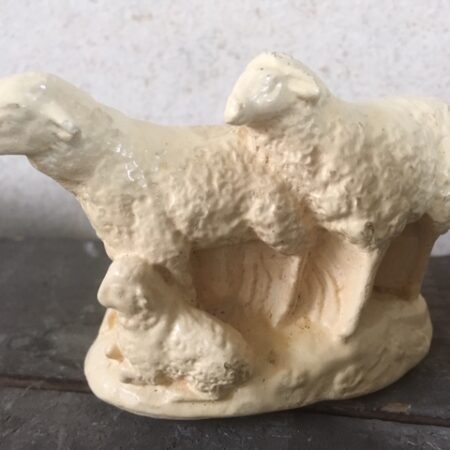 Beeldje van de familie Schaap in gips voor Pasen of Kerst uit de jaren 1970-1980