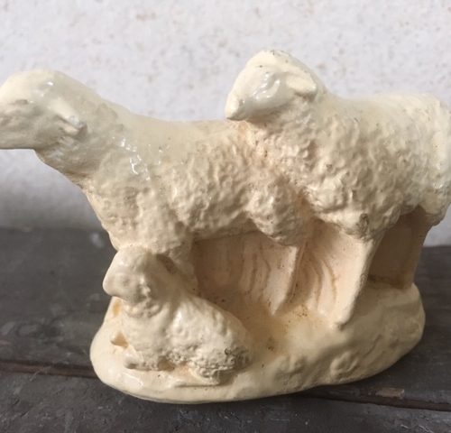 Beeldje van de familie Schaap in gips voor Pasen of Kerst uit de jaren 1970-1980