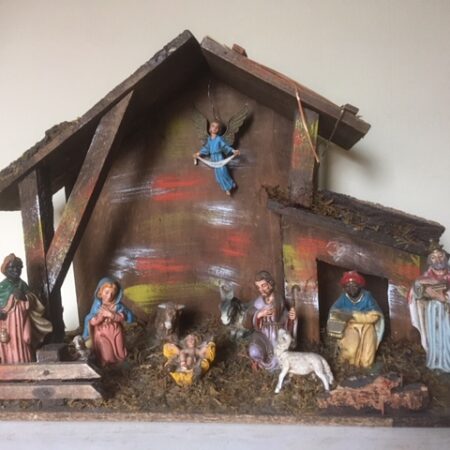 Oude antieke kerststal met 11 early plastic kerstgroep uit midden 1900