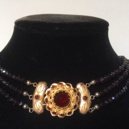 Collier aan gouden slot met zijstukken en granaten aan 3 rijen boerengranaten 3e kwart 1900