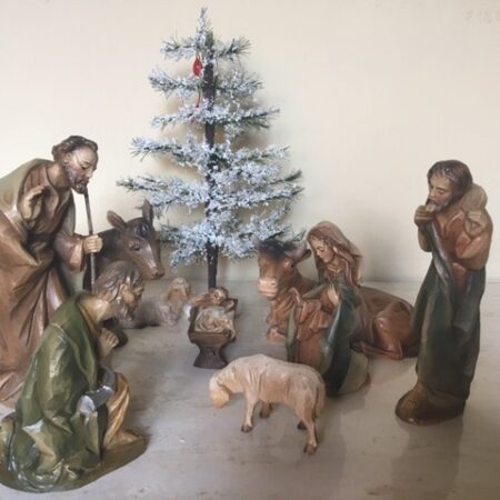 Oude kerstgroep van berkalith polychroom beschilderd