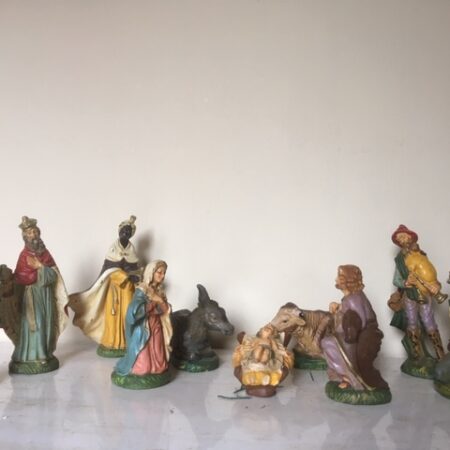 Antieke oude kerstgroep met grote figuren van papier mache 1e kwart 1900