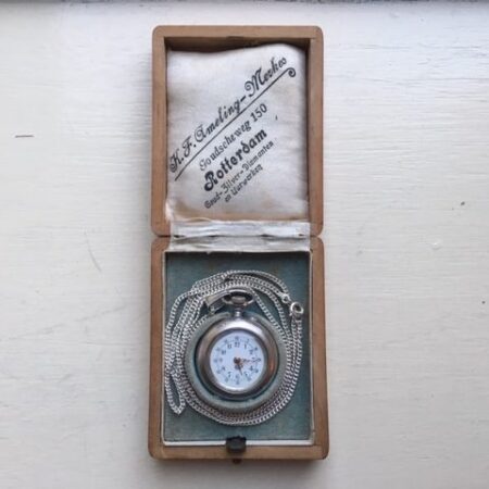 Antiek Zwitsers zilveren dames zakhorloge met gouden decoratie aan collier in houten  etui