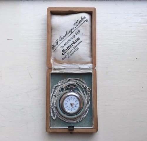 Antiek Zwitsers zilveren dames zakhorloge met gouden decoratie aan collier in houten etui