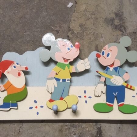 Retro houten kinder kapstok met Mickey Mouse en een kabouter 1960