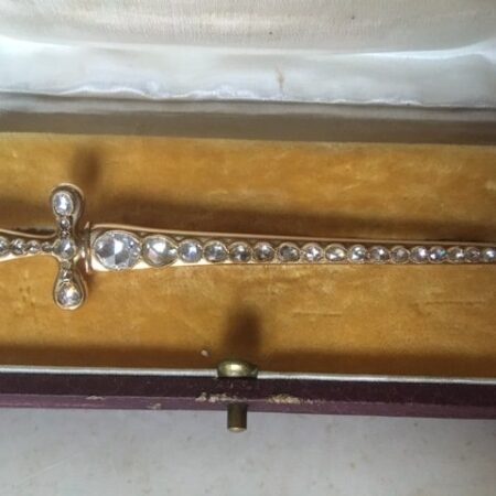 Antieke 14 kt. geelgouden broche in roodleren foudraal een zwaard in schede bezet met 33 roosgeslepen diamanten.