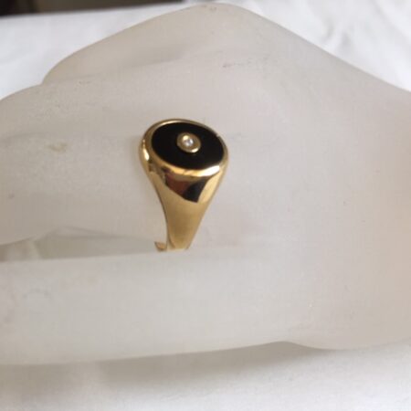 18 karaat geelgouden zegelring met onyx en diamant