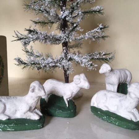 4 lieve oude antieke Kerst schaapjes van masse/composiet