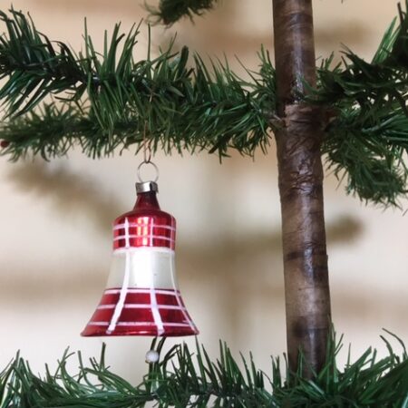 Antieke oude kerstklok van dun geblazen glas in rood, matwit en zilver 1e kwart 1900
