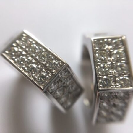 Elegante zeshoekige creolen van 14 kt. witgoud met 0,50 ct. briljant geslepen diamant