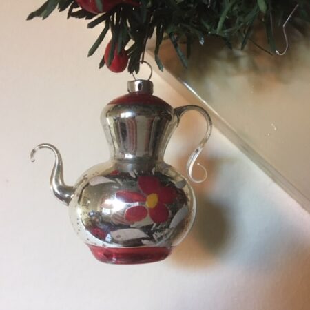Antieke oude koffiepot van heel dun geblazen glas in zilver en rood begin 1900