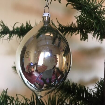 Oude antieke kerstbal een gladde druppel of pegel van dun geblazen glas in zilver uit de 1e helft 1900