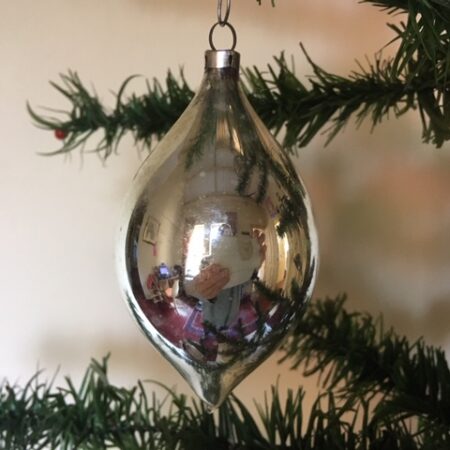 Oude antieke, gladde Kerst druppel of pegel van dun geblazen glas uit de 1e helft van de vorige eeuw