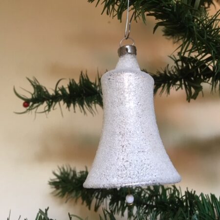 Oude antieke kerstklok van dun geblazen glas  in zilver met matte glans jaren 1950