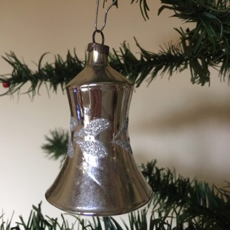 Oude antieke kerstklok van dun geblazen glas in zilver midden 1900