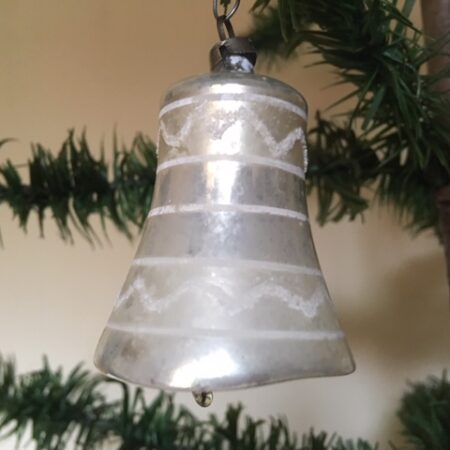 Antieke kerstklok van dun geblazen glas in matzilver uit het 1e kwart 1900
