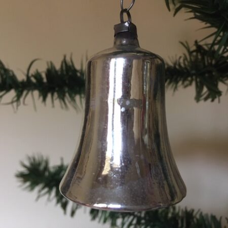 Oude antieke kerstklok van dun glanzend zilver glas uit midden 1900