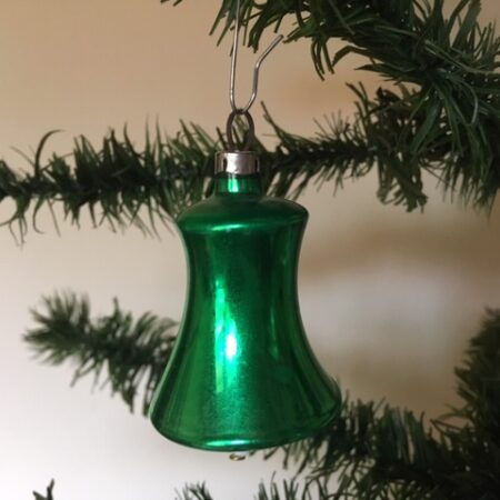 Oude antieke mini kerstklok in grasgroen uit het 1e kwart 1900
