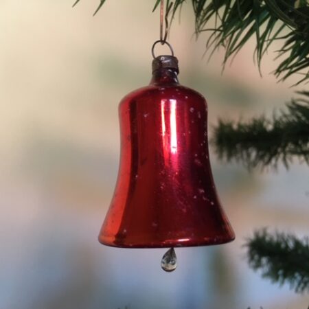 Antieke rode mini kerstklok van dun geblazen glas uit het begin van 1900