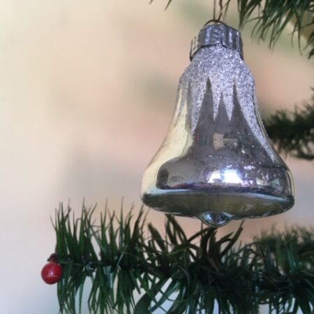 Oude kerstklok in zilver en besneeuwd met zilver jaren 1960