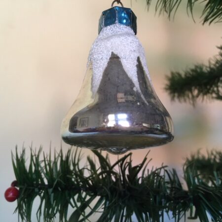 Oude besneeuwde kerstklok van geblazen glas uit het midden van de vorige eeuw