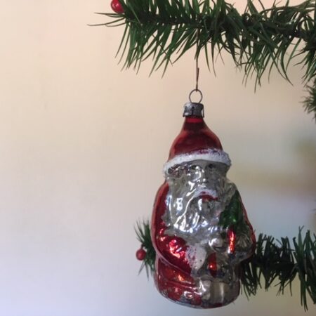 Antieke oude kerstman van dun geblazen glas in rode outfit begin1900