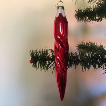Oude antieke getordeerde  kerst ijs pegel in rood 1e helft 1900