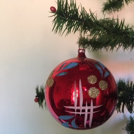 Oude grote retro bal van dun geblazen glas in rood, blauw, wit en goud jaren 1960