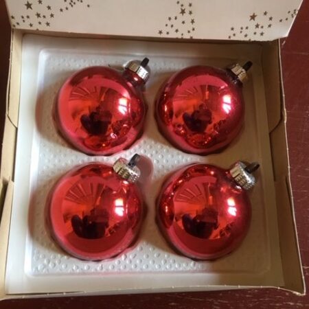 Doos met 4 flinke, rode kerstballen van dun geblazen glas jaren 1960