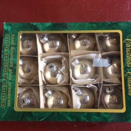 Doos van 12 zilveren kerstballen van dun geblazen glas midden 1900