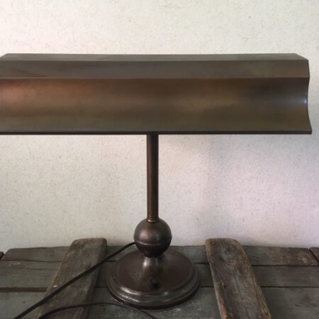 Industriele koperen bureaulamp uit inboedel van de SS Rotterdam
