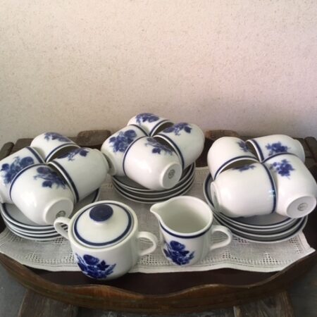 Compleet dienblad met 12 kopjes en roomstel van Douwe Egberts "blauw bouquet"