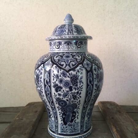 Antieke aardewerk dekselvaas van Regout Maastricht in polychroom blauw voor 1900