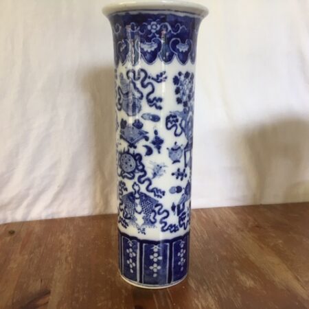 Antieke rolvaas van Regout Maastricht decor van kostbaarheden in polychroom blauw