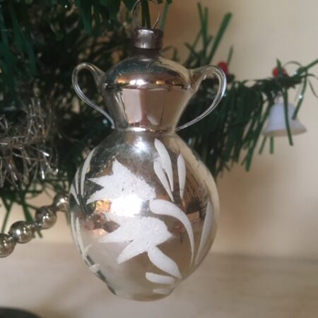Antieke oude kerstbal in zilver van dun geblazen glas een amphora of kan van rond 1900