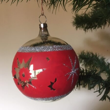 Bijzondere oude kerstbal van dun geblazen glas in zilver en rood midden 1900