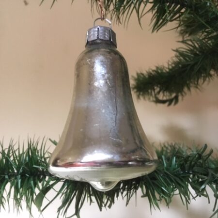 Oude kerstklok van geblazen glas in zilver midden vorige eeuw