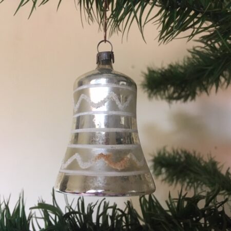 Antieke oude kerstklok van dun geblazen glas met witte decoratie 1e kwart 1900