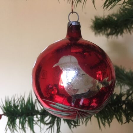 Oude retro kerstbal van dun geblazen glas met vogel midden 1900