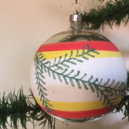 Oude retro kerstbal met brede band in wit, geel, oranje en versierd met dennentakjes
