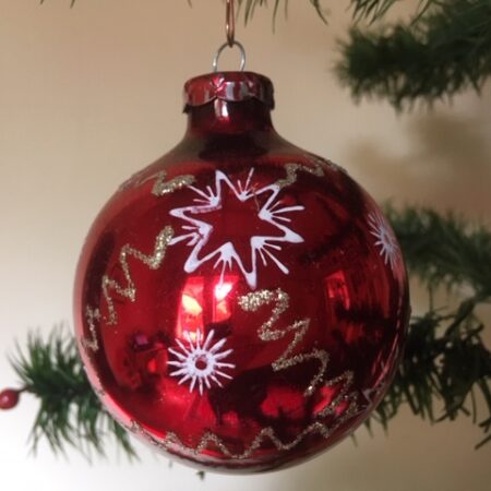 Oude rode kerstbal met discoflitsen van geblazen glas uit de jaren 1970