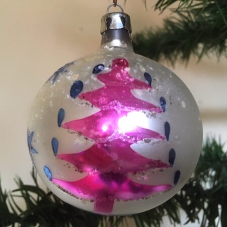 Oude retro kerstbal van dun geblazen glas in blauw en roze midden vorige eeuw