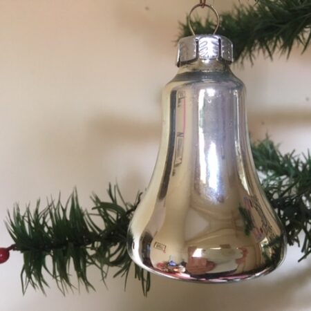 Oude flinke kerstklok van geblazen glas in zilver midden 1900