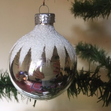 Oude kerstbal van geblazen glas met een ster van sneeuw jaren 1960-1970
