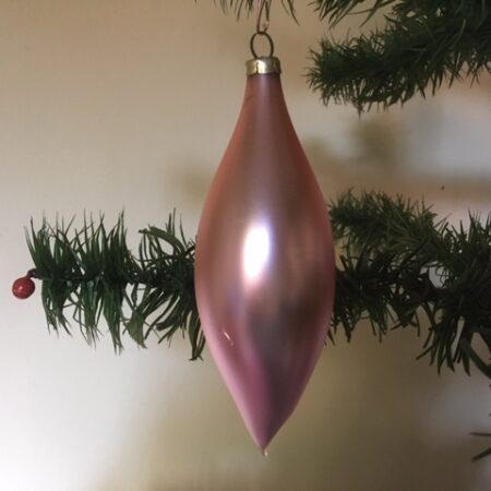 Oude antieke pegel of druppel van dun geblazen glas in roze jaren 1950