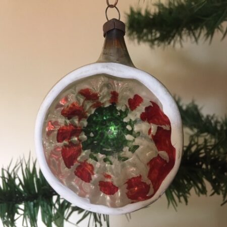Antieke oude krater of reflexbal van dun geblazen glas in rood en groen