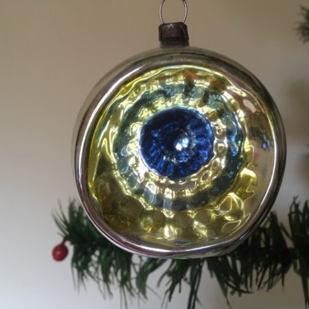 Oude antieke kraterbal van dun geblazen glas in zilver met blauw en geel 1e kwart 1900