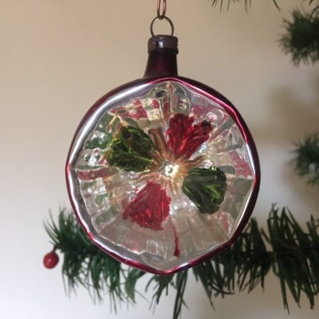 Antieke deuk of reflexbal van zeer dun geblazen glas in rood en groen rond 1900