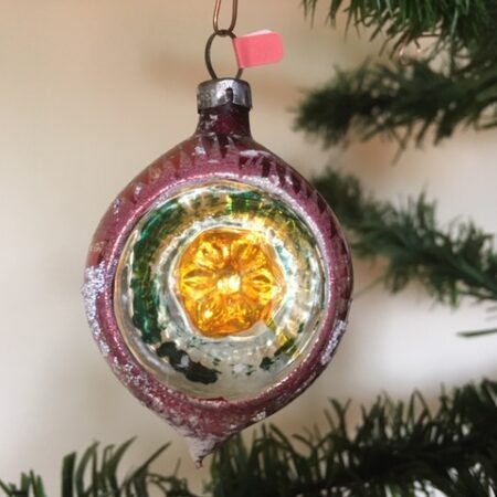 Antieke oude druppel kerstbal met deuk of reflex in rood, geel en groen van het 1e kwart 1900(ro)