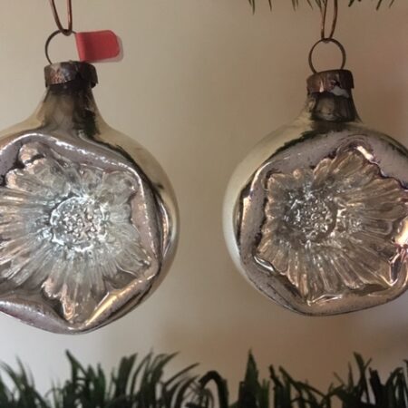 Antieke kleine zilveren krater kerstbal van dun geblazen glas in bloemvorm (ro)